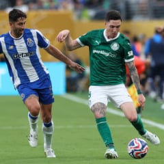 Aníbal em ação diante do Porto (Foto: Cesar Greco/Palmeiras)
