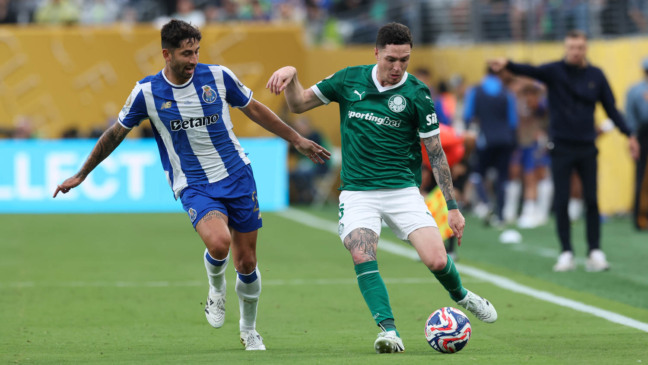 Aníbal em ação diante do Porto (Foto: Cesar Greco/Palmeiras)