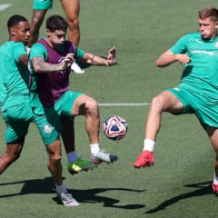 Os jogadores Allan, Emiliano Martínez e Bruno Fuchs (E/D), da SE Palmeiras, durante treinamento, na Universidade da Carolina do Norte. (Foto: Cesar Greco/Palmeiras/by Canon)