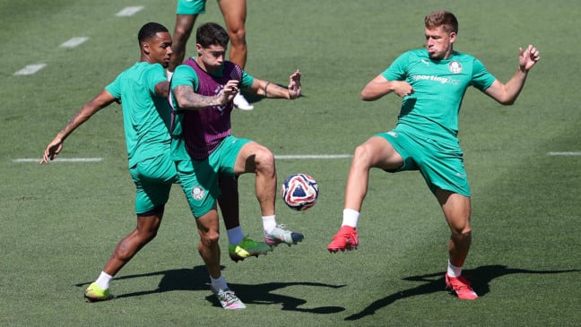 Os jogadores Allan, Emiliano Martínez e Bruno Fuchs (E/D), da SE Palmeiras, durante treinamento, na Universidade da Carolina do Norte. (Foto: Cesar Greco/Palmeiras/by Canon)