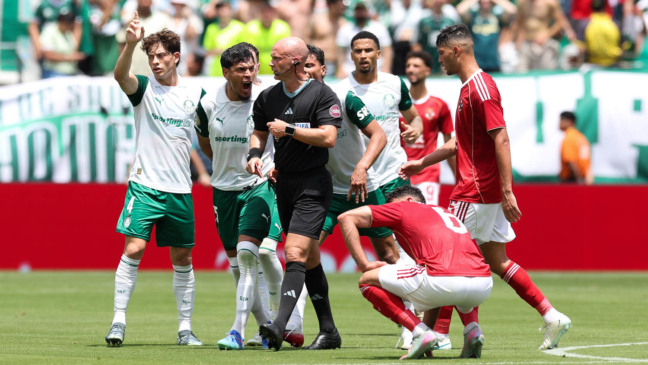 O árbitro Anthonya Taylor, do jogo entre as equipes da SE Palmeiras e Al Ahly SC, durante partida válida pela fase de grupos, da Copa do Mundo de Clubes da FIFA, no Metlife Stadium. (Foto: Cesar Greco/Palmeiras/by Canon)
