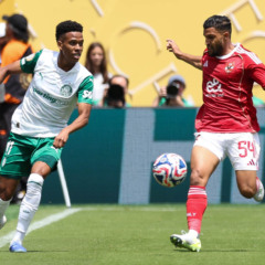 O jogador Estêvão, da SE Palmeiras, disputa bola com o jogador do Al Ahly SC, durante partida válida pela fase de grupos, da Copa do Mundo de Clubes da FIFA, no Metlife Stadium. (Foto: Cesar Greco/Palmeiras/by Canon)