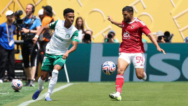 O jogador Estêvão, da SE Palmeiras, disputa bola com o jogador do Al Ahly SC, durante partida válida pela fase de grupos, da Copa do Mundo de Clubes da FIFA, no Metlife Stadium. (Foto: Cesar Greco/Palmeiras/by Canon)