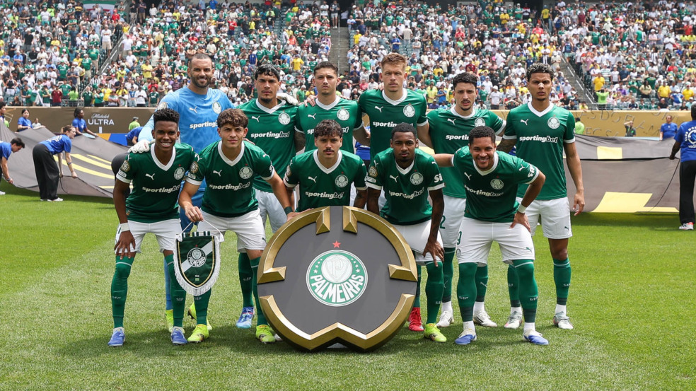 O time da SE Palmeiras, posa para foto em jogo contra a equipe do Botafogo FR, durante partida válida pela oitava de final, da Copa do Mundo de Clubes da FIFA, no Lincoln Financial Field. (Foto: Cesar Greco/Palmeiras/by Canon)
O time da SE Palmeiras, posa para foto em jogo contra a equipe do Botafogo FR, durante partida válida pela oitava de final, da Copa do Mundo de Clubes da FIFA, no Lincoln Financial Field. (Foto: Cesar Greco/Palmeiras/by Canon)