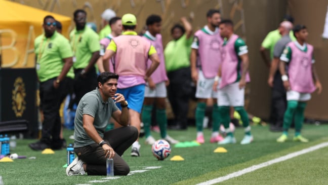 O técnico Abel Ferreira, da SE Palmeiras, em jogo contra a equipe do Botafogo FR, durante partida válida pela oitava de final, da Copa do Mundo de Clubes da FIFA, no Lincoln Financial Field. (Foto: Cesar Greco/Palmeiras/by Canon)