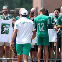 Abel Ferreira vai ao encontro da torcida em Greesbouro, nos Estados Unidos (Foto: Cesar Greco/Palmeiras)
