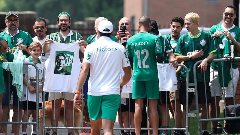 Abel Ferreira vai ao encontro da torcida em Greesbouro, nos Estados Unidos (Foto: Cesar Greco/Palmeiras) Abel Ferreira vai ao encontro da torcida em Greesbouro, nos Estados Unidos (Foto: Cesar Greco/Palmeiras)