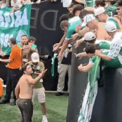 VÍDEO | Abel Ferreira tira a camisa e faz festa com torcida do Palmeiras em Nova Jersey
