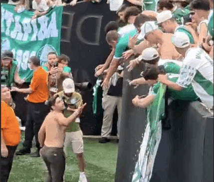 VÍDEO | Abel Ferreira tira a camisa e faz festa com torcida do Palmeiras em Nova Jersey