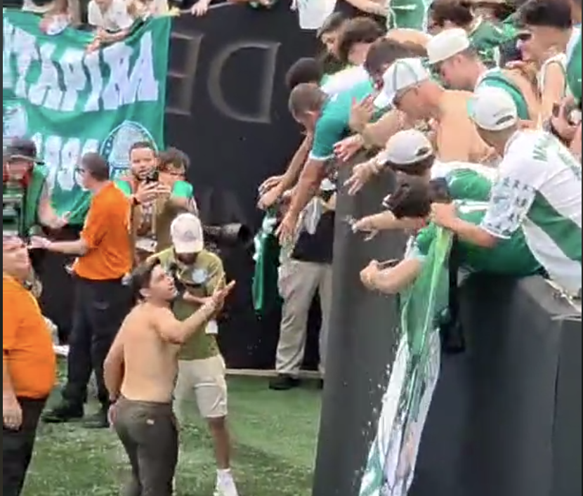 VÍDEO | Abel Ferreira tira a camisa e faz festa com torcida do Palmeiras em Nova Jersey