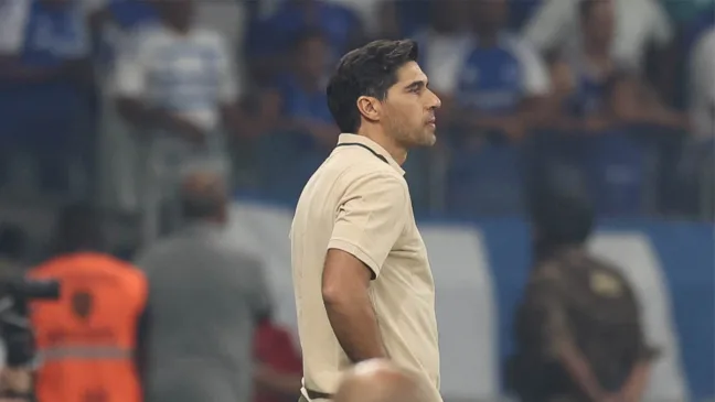 O técnico Abel Ferreira, da SE Palmeiras, em jogo contra a equipe do Cruzeiro EC, durante partida válida pela décima primeira rodada, do Campeonato Brasileiro, Série A, no Estádio Mineirão. (Foto: Cesar Greco/Palmeiras/by Canon)