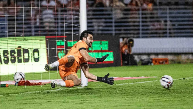 Matheus Albino em ação pelo CRB (Foto: Divulgação)
