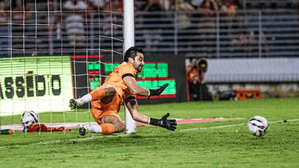 Matheus Albino em ação pelo CRB (Foto: Divulgação) Matheus Albino em ação pelo CRB (Foto: Divulgação)