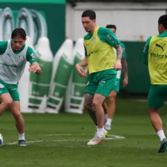 Os jogadores Agustín Giay, Anibal Moreno e Vitor Roque (E/D), da SE Palmeiras, durante treinamento, na Academia de Futebol. (Foto: Cesar Greco/Palmeiras)