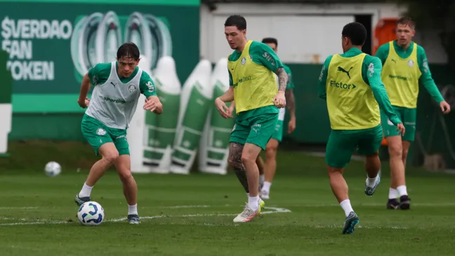 Os jogadores Agustín Giay, Anibal Moreno e Vitor Roque (E/D), da SE Palmeiras, durante treinamento, na Academia de Futebol. (Foto: Cesar Greco/Palmeiras)