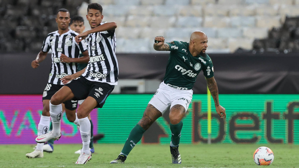 O jogador Felipe Melo, da SE Palmeiras, disputa bola com o jogador, do Santos FC, durante partida final, da Copa Libertadores, no Estádio do Maracanã. (Foto: Cesar Greco)