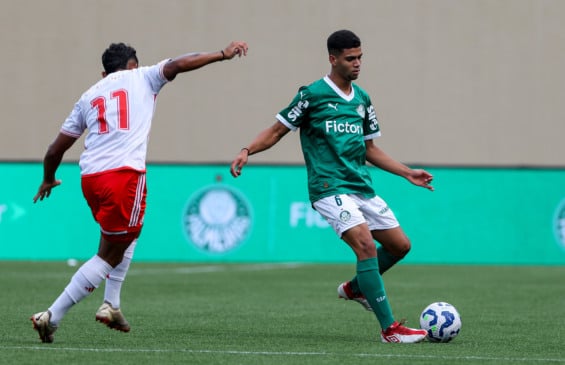 Palmeiras fica próximo de renovação com lateral-esquerdo do Sub-20