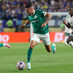 Paulinho lamenta eliminação do Palmeiras e confirma cirurgia: 'Vai me afastar pelo resto da temporada'