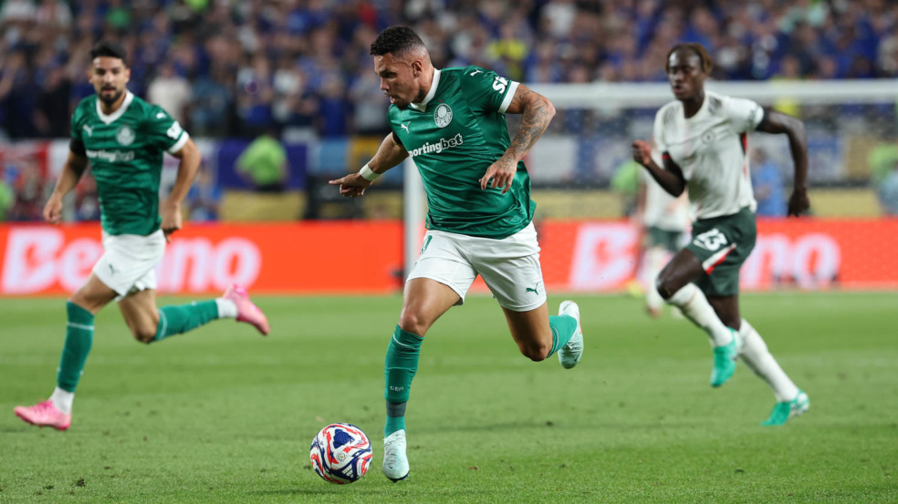 Paulinho lamenta eliminação do Palmeiras e confirma cirurgia: 'Vai me afastar pelo resto da temporada' Paulinho lamenta eliminação do Palmeiras e confirma cirurgia: 'Vai me afastar pelo resto da temporada'