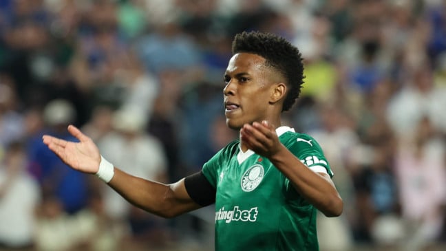 VÍDEO | Estêvão se despede de elenco do Palmeiras após eliminação na Copa do Mundo de Clubes