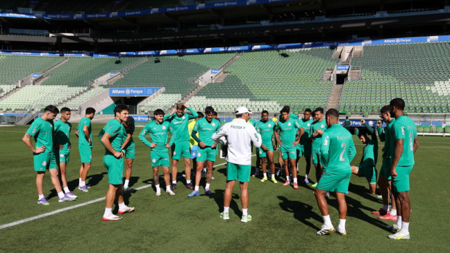 O técnico Abel Ferreira, da SE Palmeiras, conversa com o elenco durante treinamento, na arena Allianz Parque. (Foto: Cesar Greco/Palmeiras/by Canon)