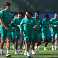 Os jogadores Benedetti e Vitor Roque (D), da SE Palmeiras, durante treinamento, na Academia de Futebol. (Foto: Cesar Greco/Palmeiras/by Canon)
