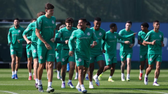 Os jogadores Benedetti e Vitor Roque (D), da SE Palmeiras, durante treinamento, na Academia de Futebol. (Foto: Cesar Greco/Palmeiras/by Canon)
