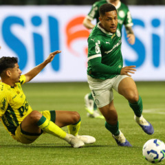 O jogador Vitor Roque, da SE Palmeiras, disputa bola com o jogador do Mirassol FC, durante partida válida pela décima quarta rodada, do Campeonato Brasileiro, Série A, na arena Allianz Parque. (Foto: Cesar Greco/Palmeiras/by Canon)