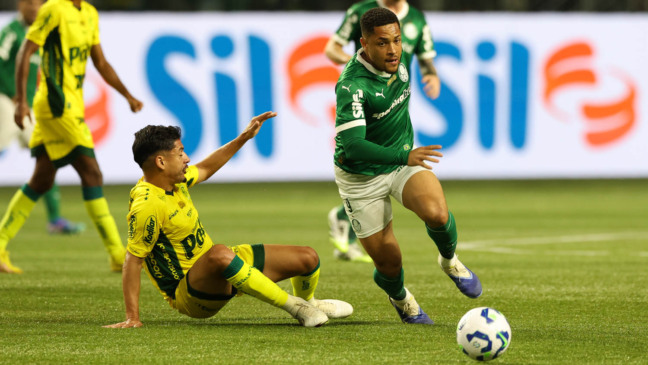 O jogador Vitor Roque, da SE Palmeiras, disputa bola com o jogador do Mirassol FC, durante partida válida pela décima quarta rodada, do Campeonato Brasileiro, Série A, na arena Allianz Parque. (Foto: Cesar Greco/Palmeiras/by Canon)