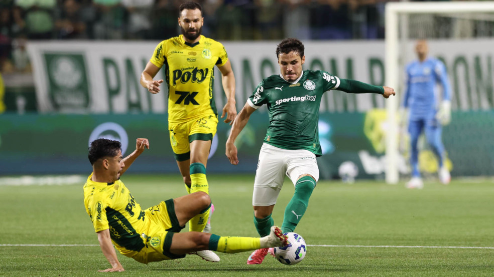 O jogador Raphael Veiga, da SE Palmeiras, disputa bola com o jogador do Mirassol FC, durante partida válida pela décima quarta rodada, do Campeonato Brasileiro, Série A, na arena Allianz Parque. (Foto: Cesar Greco/Palmeiras/by Canon)