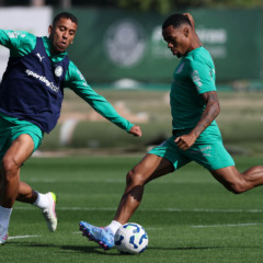 Os jogadores Marcos Rocha e Allan (D), da SE Palmeiras, durante treinamento, na Academia de Futebol. (Foto: Cesar Greco/Palmeiras/by Canon)