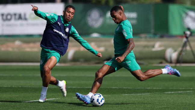 Os jogadores Marcos Rocha e Allan (D), da SE Palmeiras, durante treinamento, na Academia de Futebol. (Foto: Cesar Greco/Palmeiras/by Canon)