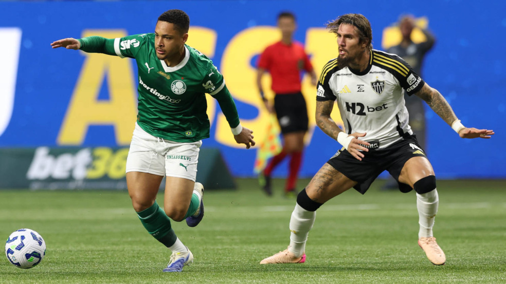 Vitor Roque em ação pelo Palmeiras contra o Atlético-MG (Foto: César Greco / Palmeiras) Vitor Roque em ação pelo Palmeiras contra o Atlético-MG (Foto: César Greco / Palmeiras)