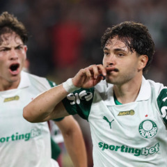 O jogador Mauricio, da SE Palmeiras, comemora seu gol contra a equipe do Fluminense FC, durante partida válida pela décima sexta rodada, do Campeonato Brasileiro, Série A, no Estádio Maracanã. (Foto: Cesar Greco/Palmeiras/by Canon)