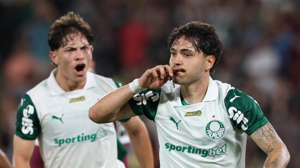 O jogador Mauricio, da SE Palmeiras, comemora seu gol contra a equipe do Fluminense FC, durante partida válida pela décima sexta rodada, do Campeonato Brasileiro, Série A, no Estádio Maracanã. (Foto: Cesar Greco/Palmeiras/by Canon) O jogador Mauricio, da SE Palmeiras, comemora seu gol contra a equipe do Fluminense FC, durante partida válida pela décima sexta rodada, do Campeonato Brasileiro, Série A, no Estádio Maracanã. (Foto: Cesar Greco/Palmeiras/by Canon)