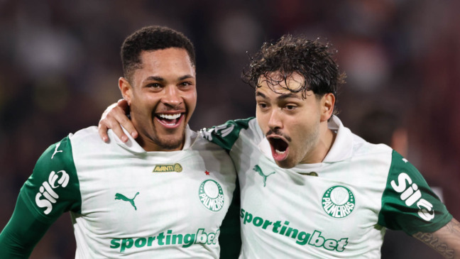 O jogador Vitor Roque, da SE Palmeiras, comemora seu gol contra a equipe do Fluminense FC, durante partida válida pela décima sexta rodada, do Campeonato Brasileiro, Série A, no Estádio Maracanã. (Foto: Cesar Greco/Palmeiras/by Canon)