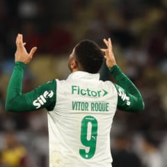 O jogador Vitor Roque, da SE Palmeiras, comemora seu gol contra a equipe do Fluminense FC, durante partida válida pela décima sexta rodada, do Campeonato Brasileiro, Série A, no Estádio Maracanã. (Foto: Cesar Greco/Palmeiras/by Canon)