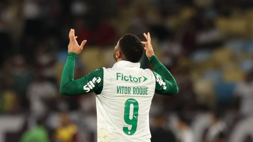 O jogador Vitor Roque, da SE Palmeiras, comemora seu gol contra a equipe do Fluminense FC, durante partida válida pela décima sexta rodada, do Campeonato Brasileiro, Série A, no Estádio Maracanã. (Foto: Cesar Greco/Palmeiras/by Canon)