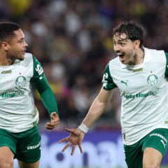 O jogador Vitor Roque, da SE Palmeiras, comemora seu gol contra a equipe do Fluminense FC, durante partida válida pela décima sexta rodada, do Campeonato Brasileiro, Série A, no Estádio Maracanã. (Foto: Cesar Greco/Palmeiras/by Canon)