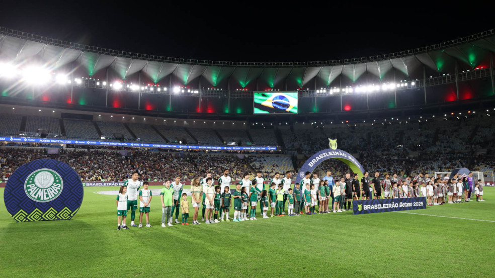 Palmeiras perfilado no Maracanã para encarar o Fluminense (Foto: Cesar Greco/Palmeiras/by Canon)