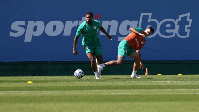 Os jogadores Micael e Thalys (D), da SE Palmeiras, durante treinamento, na Academia de Futebol. (Foto: Cesar Greco/Palmeiras/by Canon)
