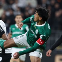 O jogador Gustavo Gómez, da SE Palmeiras, disputa bola com o jogador do SC Corinthians P, durante partida válida pelas oitavas de final, da Copa do Brasil, na Neo Química Arena. (Foto: Cesar Greco/Palmeiras/by Canon)