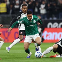 O jogador Vitor Roque, da SE Palmeiras, disputa bola com o jogador do SC Corinthians P, durante partida válida pelas oitavas de final, da Copa do Brasil, na Neo Química Arena. (Foto: Cesar Greco/Palmeiras/by Canon)
