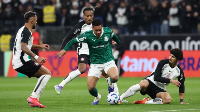 O jogador Vitor Roque, da SE Palmeiras, disputa bola com o jogador do SC Corinthians P, durante partida válida pelas oitavas de final, da Copa do Brasil, na Neo Química Arena. (Foto: Cesar Greco/Palmeiras/by Canon)