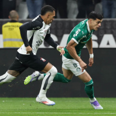 O jogador Ramón Sosa, da SE Palmeiras, disputa bola com o jogador do SC Corinthians P, durante partida válida pelas oitavas de final, da Copa do Brasil, na Neo Química Arena. (Foto: Cesar Greco/Palmeiras/by Canon)
