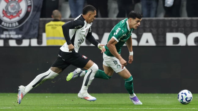 O jogador Ramón Sosa, da SE Palmeiras, disputa bola com o jogador do SC Corinthians P, durante partida válida pelas oitavas de final, da Copa do Brasil, na Neo Química Arena. (Foto: Cesar Greco/Palmeiras/by Canon)