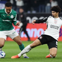 O jogador Vitor Roque, da SE Palmeiras, disputa bola com o jogador do SC Corinthians P, durante partida válida pelas oitavas de final, da Copa do Brasil, na Neo Química Arena. (Foto: Cesar Greco/Palmeiras/by Canon)
