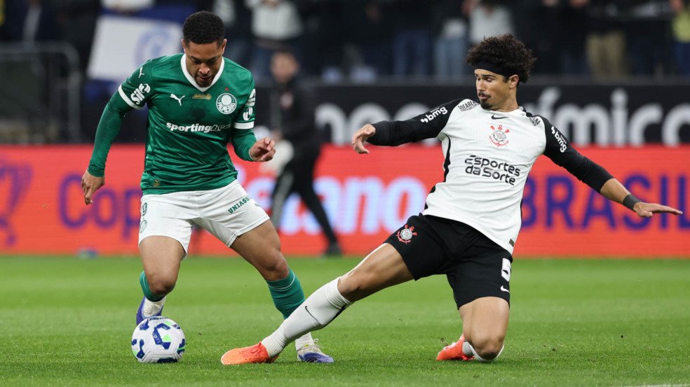 O jogador Vitor Roque, da SE Palmeiras, disputa bola com o jogador do SC Corinthians P, durante partida válida pelas oitavas de final, da Copa do Brasil, na Neo Química Arena. (Foto: Cesar Greco/Palmeiras/by Canon)