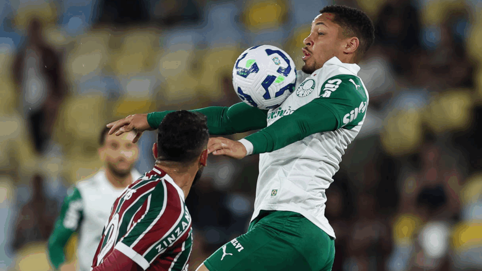 O jogador Vitor Roque, da SE Palmeiras, disputa bola com o jogador do Fluminense FC, durante partida válida pela décima sexta rodada, do Campeonato Brasileiro, Série A, no Estádio Maracanã. (Foto: Cesar Greco/Palmeiras/by Canon)