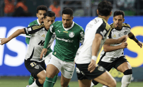 Vitor Roque em ação pelo Palmeiras contra o Atlético-MG (Foto: César Greco / Palmeiras) 